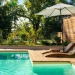 Een luxe villa met mooie natuur, houten meubilair en als hoogtepunt een groot zwembad