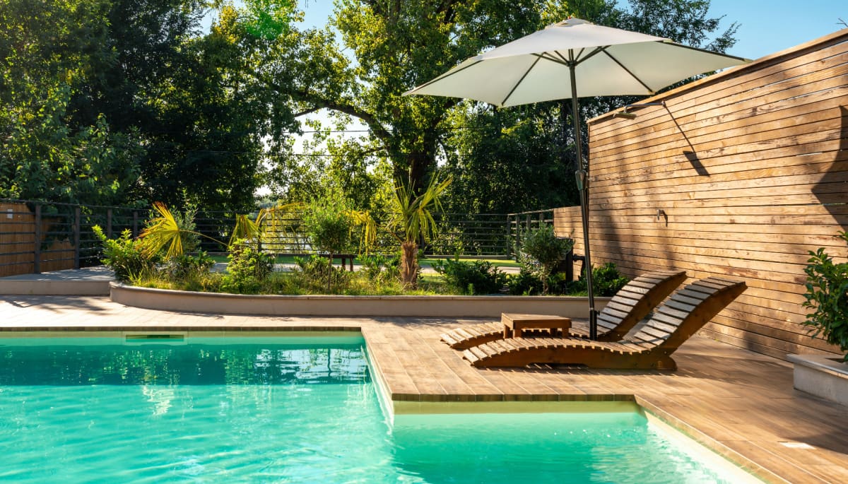 Een luxe villa met mooie natuur, houten meubilair en als hoogtepunt een groot zwembad