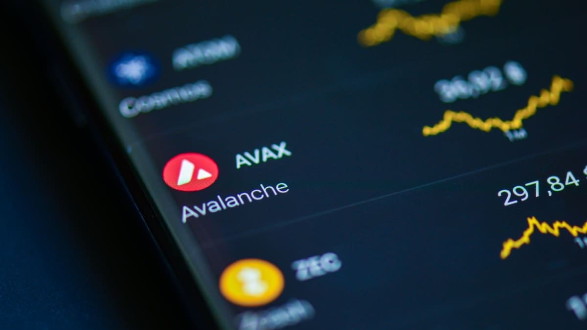 Een scherm met verschillende cryptomunten, hun waardes en hun koersen, met uitgelicht de altcoin Avalanche (AVAX)