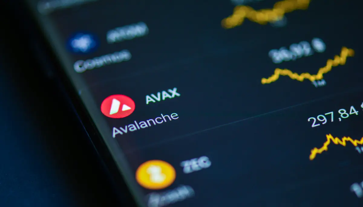 Een scherm met verschillende cryptomunten, hun waardes en hun koersen, met uitgelicht de altcoin Avalanche (AVAX)