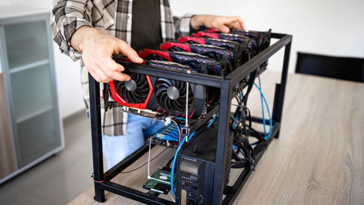 Een solo amateur bitcoin miner zet zijn mining installatie op tafel