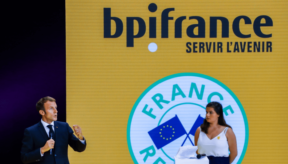 Foto van Bpifrance met Macron erbij