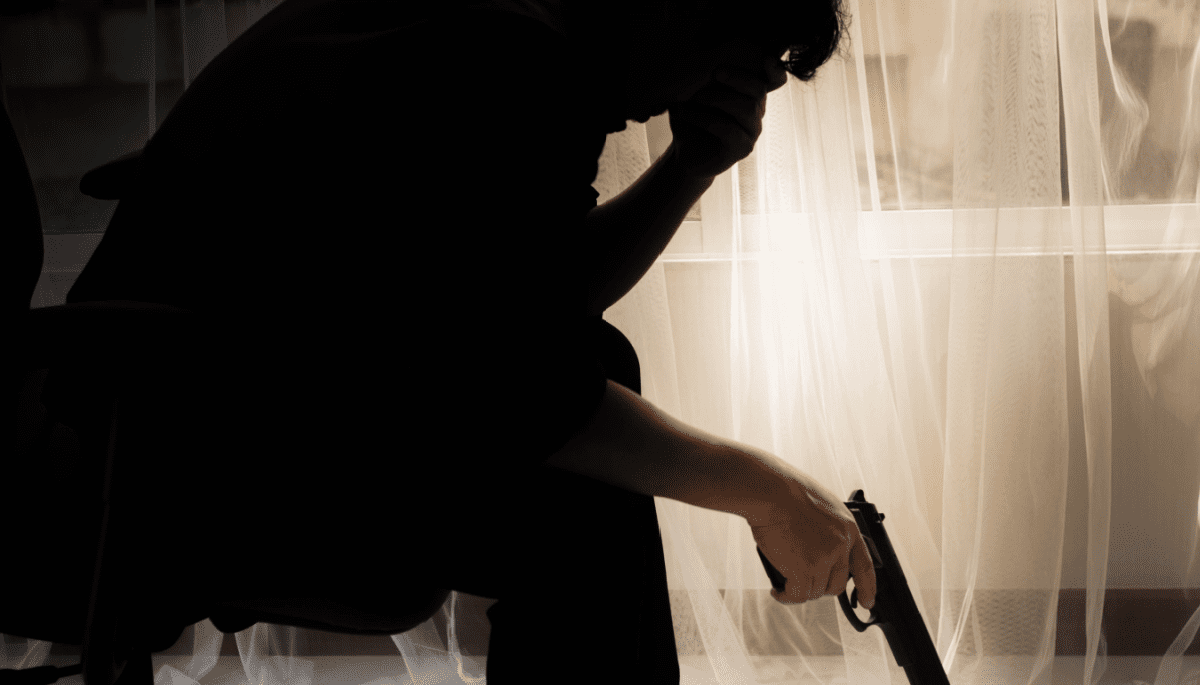 Foto van depressieve man met pistool in hand