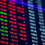 Het handelsvolume van aandelen en_of cryptocurrencies kleurt rood op een handelsscherm