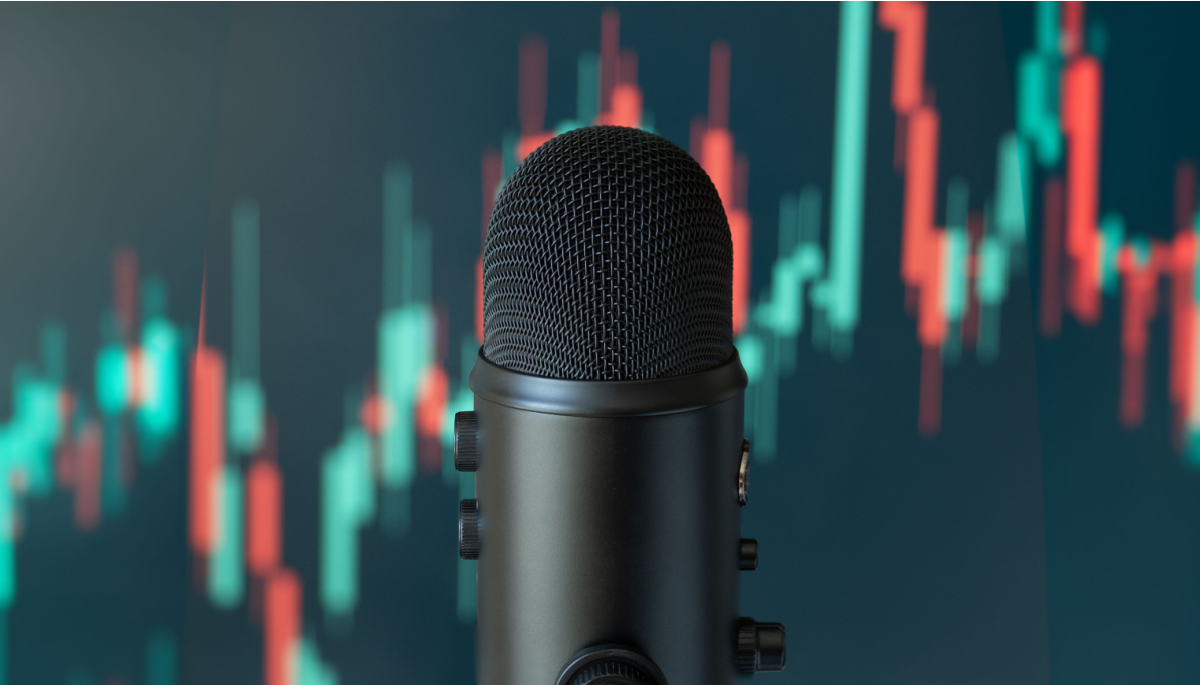 Plaatje van microfoon met koersgrafiek (Podcast)