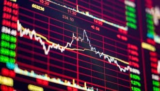 Een afbeelding van een stabiele koers van een cryptomunt of een aandeel met een lichte stijging en een hoop marktdata, line chart