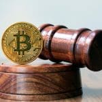 foto van een gavel en een bitcoin munt