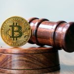 foto van een gavel en een bitcoin munt
