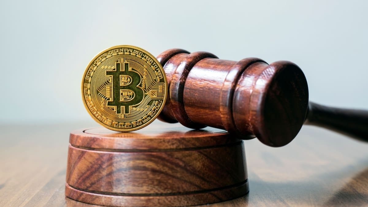 foto van een gavel en een bitcoin munt