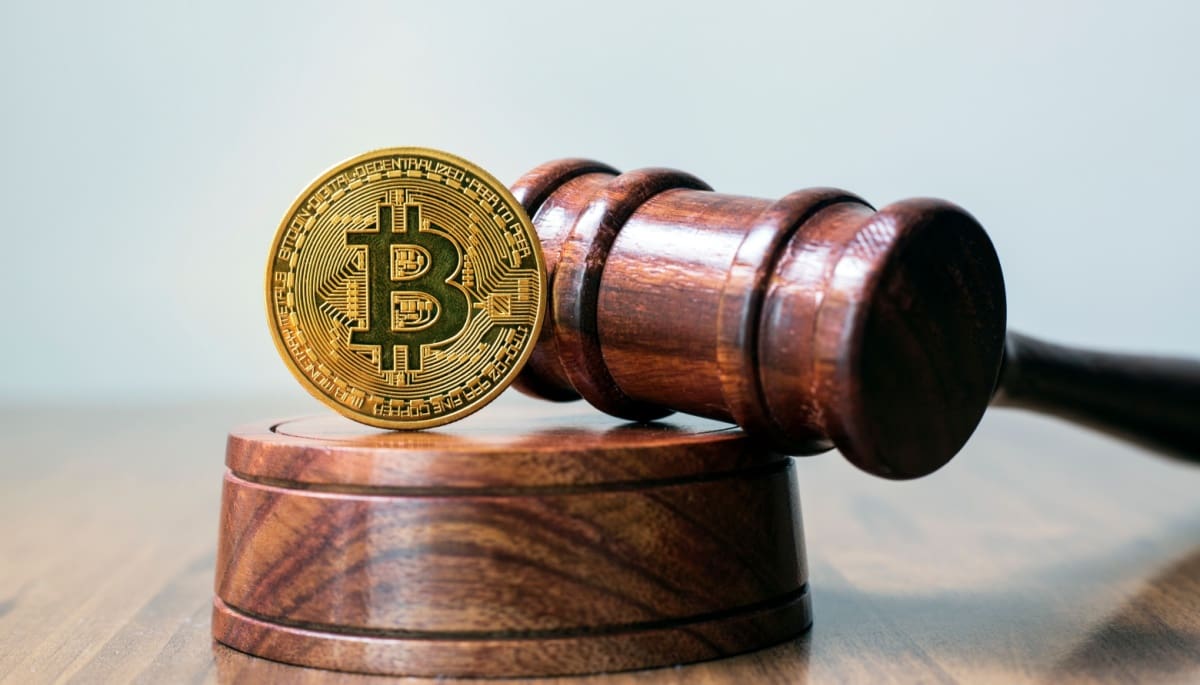 foto van een gavel en een bitcoin munt