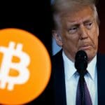 Amerikaanse president Donald Trump rechts, met links een oranje bitcoin logo.