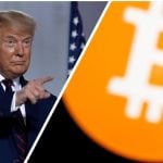 Links Donald Trump die wijst naar rechts, waar een oranje bitcoin logo te zien is.