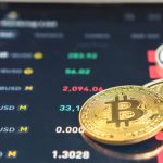 Verschillende cryptomunten waaronder bitcoin, ethereum en dogecoin op een scherm van de Binance trading app