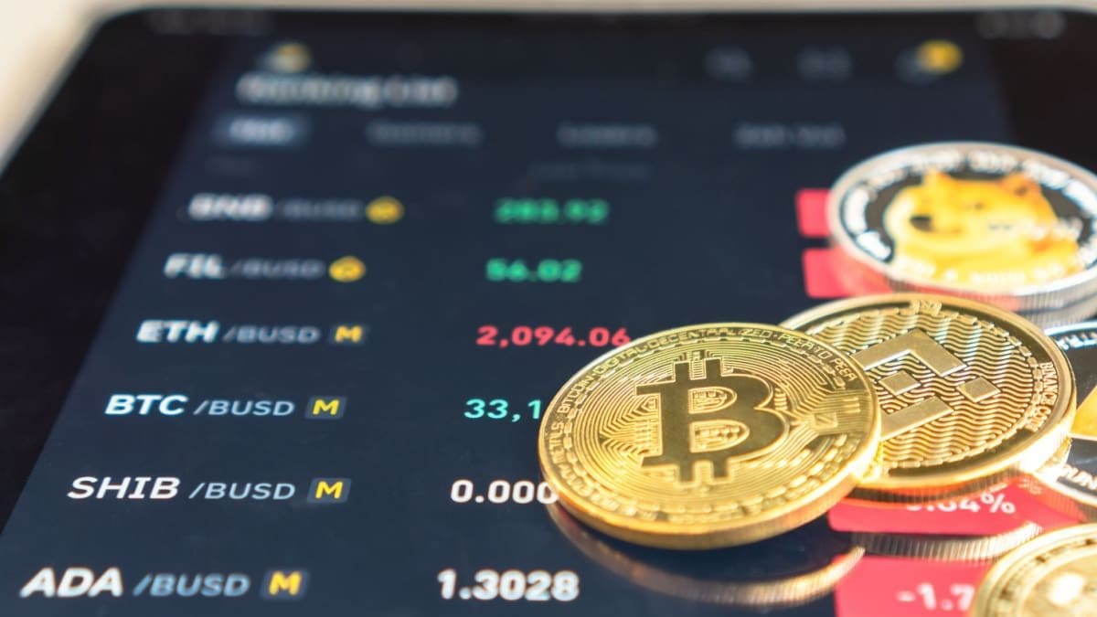 Verschillende cryptomunten waaronder bitcoin, ethereum en dogecoin op een scherm van de Binance trading app