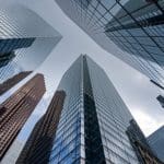 Verschillende grote glazen wolkenkrabbers/gebouwen in een financieel district van een grote stad