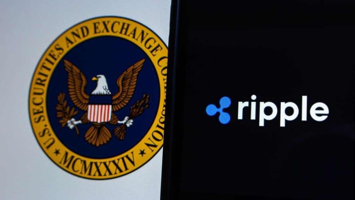 Een Ripple (XRP) logo op een telefoon, met op de achtergrond het SEC logo