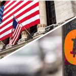Grote Amerikaanse vlaggen op de gevel van Wall Street aandelenbeurs, en een bitcoin sticker op een lantaarnpaal.