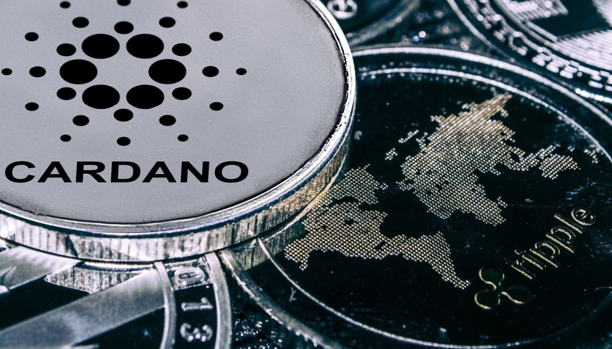 Een cardano (ADA) en ripple (XRP) munt naast elkaar.