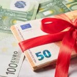 Euro's met een rode strik eromheen