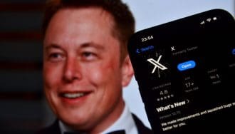een afbeelding van sociale media platform X (voorheen Twitter) met op de achtergrond een foto van Elon Musk