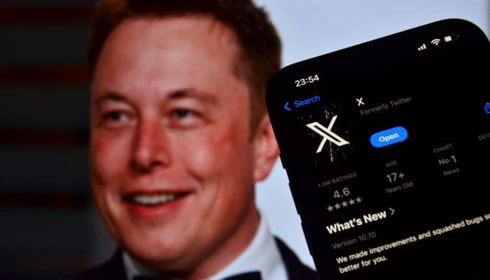 een afbeelding van sociale media platform X (voorheen Twitter) met op de achtergrond een foto van Elon Musk