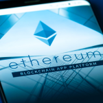 Een afbeelding van het ethereum (ETH) netwerk op een mobiele telefoon met een logo