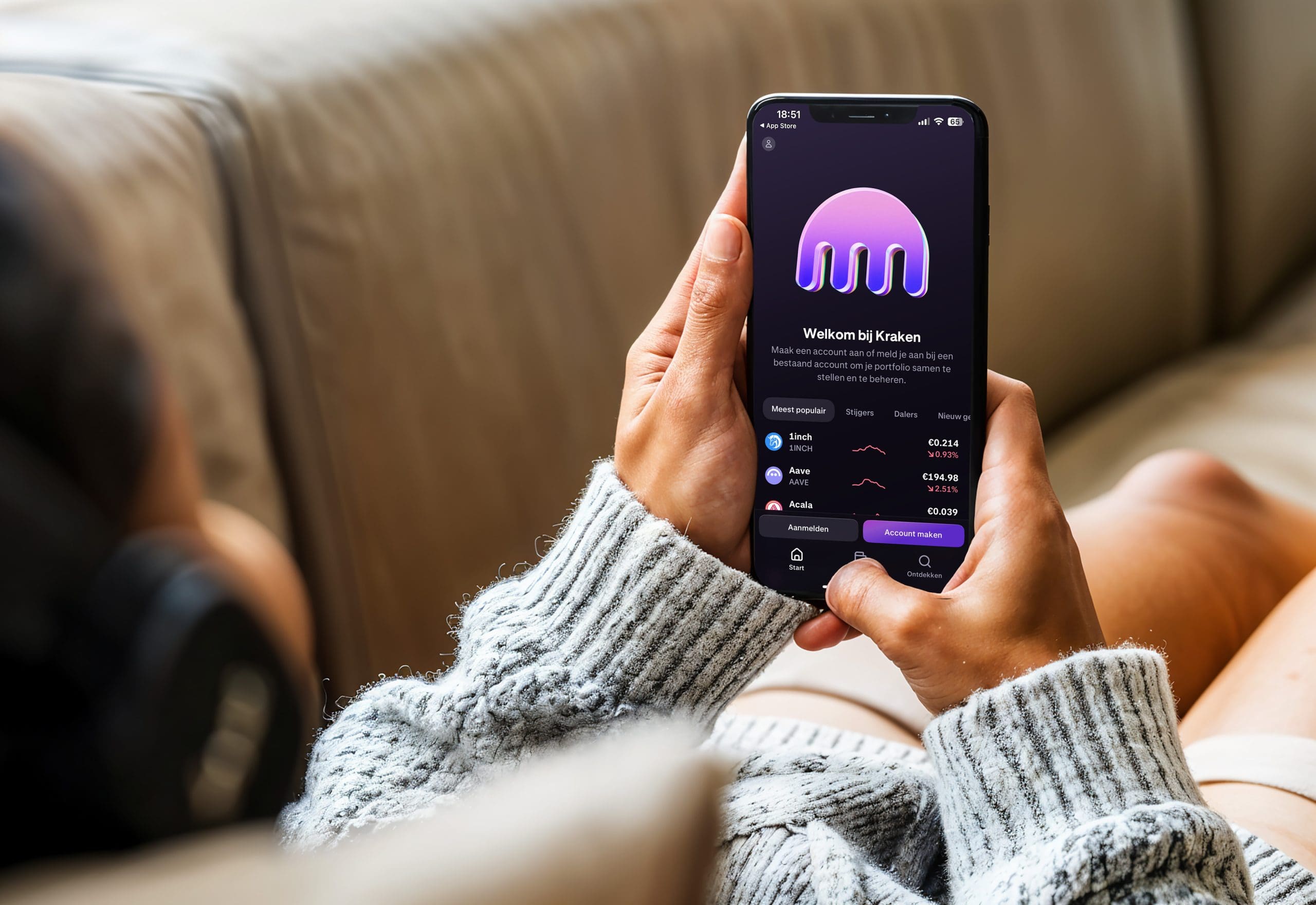Vrouw op de bank met een telefoon en de kraken app