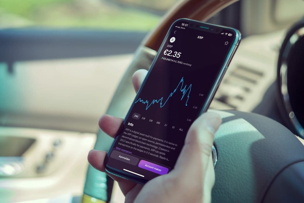 Kraken crypto app op een telefoon buiten