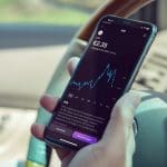 Kraken crypto app op een telefoon buiten