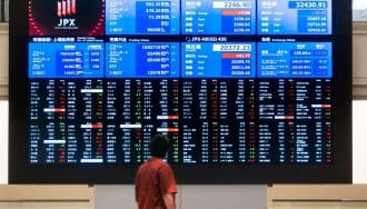 Een afbeelding van een scherm op een aandelenbeurs in Japan