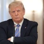 President donald trump met armen over elkaar heen