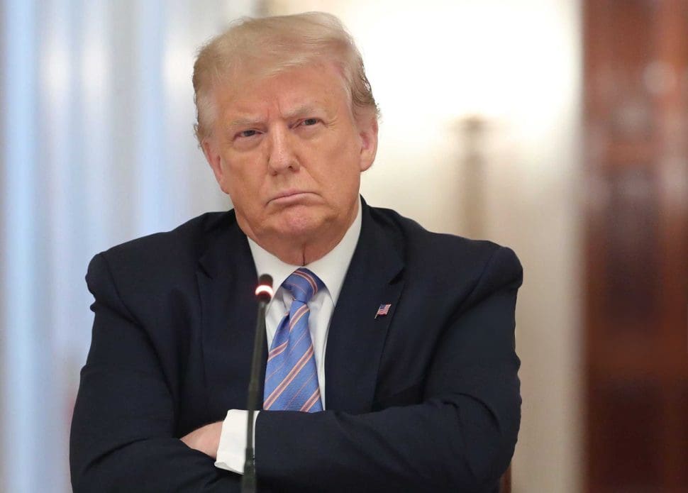 President donald trump met armen over elkaar heen