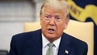 De Amerikaanse president Trump die aan het praten is.