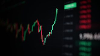 Stijgende bitcoin koers, groene grafiek