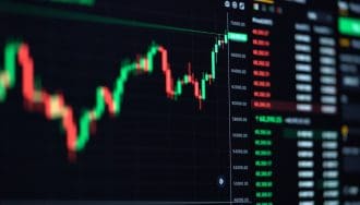 Bitcoin stijgt naar hoogste prijs in weken, OM crasht 90% in uren