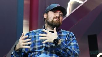 Charles Hoskinson praat tijdens Web Summit event