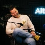 Altcryptogems in een stoel lachen sjuul