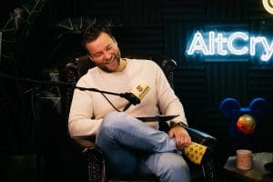 Altcryptogems in een stoel lachen sjuul