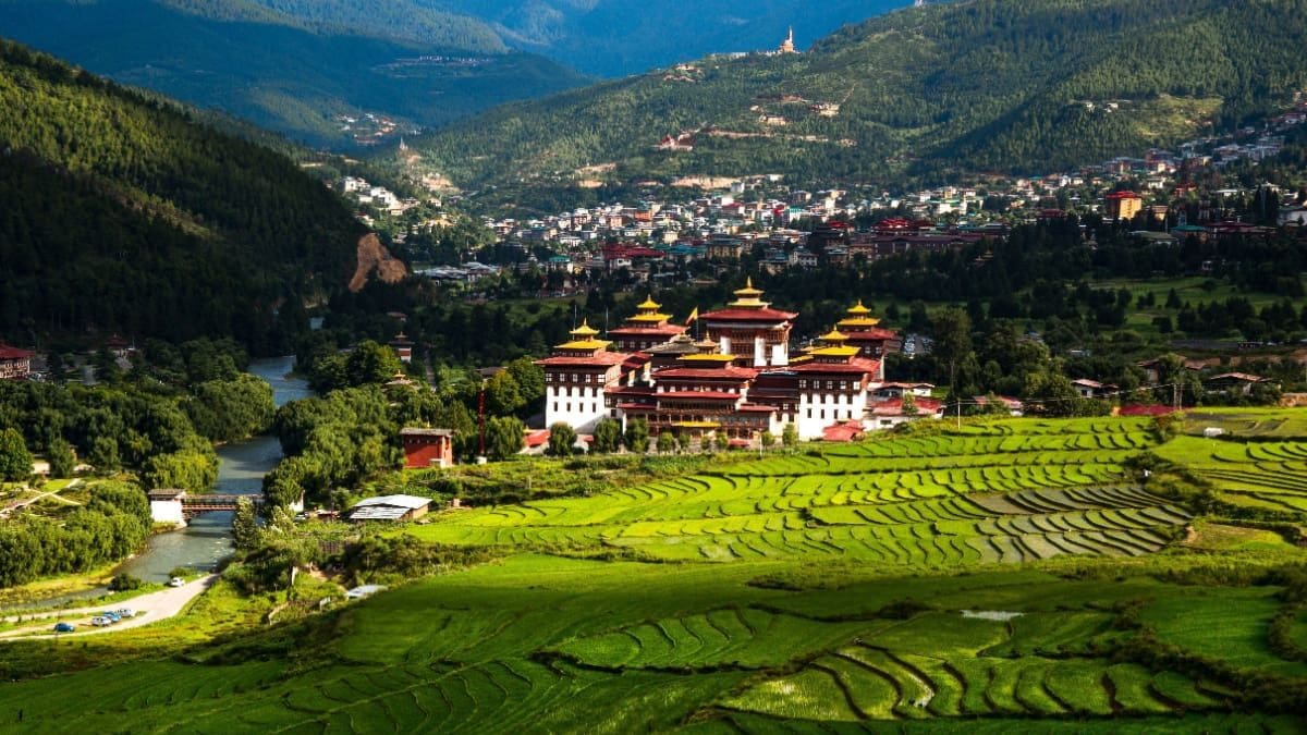 Een afbeelding van Thimphu, de hoofdstad van Bhutan, een land in Zuid-Azië dat waterkracht gebruikt om bitcoin (BTC) mee te minen