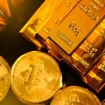 Een afbeelding van bitcoin (BTC) munten naast een aantal pure baren van goud