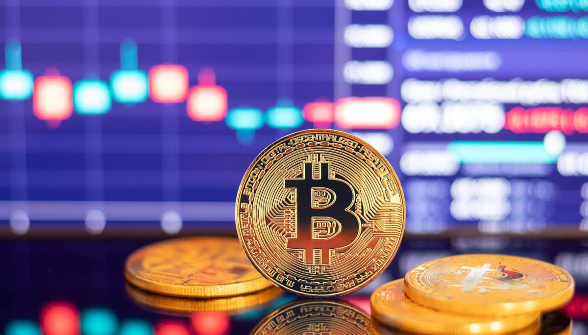 Een afbeelding van bitcoin munten voor een interface van een crypto beurs met daarbij horende marktdata