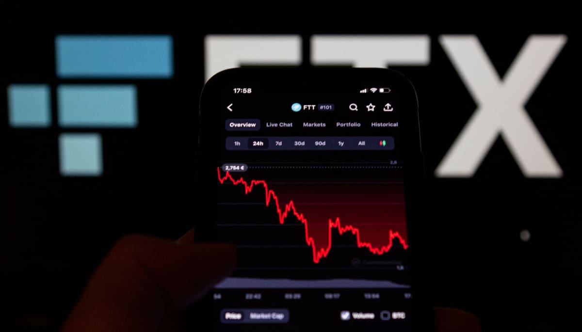 Een afbeelding van de failliete cryptobeurs FTX met het logo op de achtergrond, en op de voorgrond de rode gecrashte koers van hun token, FTT