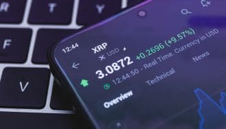 Een afbeelding van de interface van cryptomunt XRP op een cryptobeurs, met een hoge koers en groene cijfers