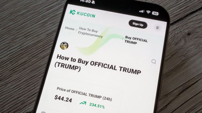 Een afbeelding van de memecoin official Trump (TRUMP) op cryptobeurs KuCoin, met daarbij een groene prijs