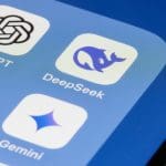 Een afbeelding van een Iphone met daarop verschillende AI apps, zoals DeepSeek, ChatGPT, Claude en Gemini