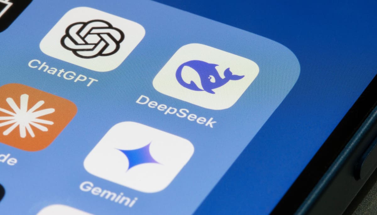 Een afbeelding van een Iphone met daarop verschillende AI apps, zoals DeepSeek, ChatGPT, Claude en Gemini