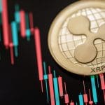 Een afbeelding van een XRP munt na een dalende koers, die op het einde een sterke recovery naar boven maakt