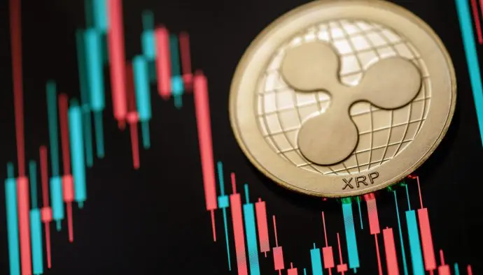 Een afbeelding van een XRP munt na een dalende koers, die op het einde een sterke recovery naar boven maakt
