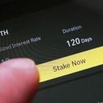 Een afbeelding van een crypto investeerder die ethereum (ETH) gaat staken