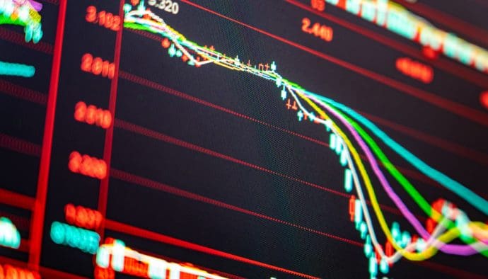 Een afbeelding van een kleurrijke dalende koers van een aandeel of crypto met marktdata